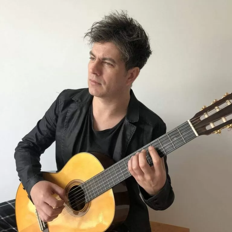 Foto de perfil do Fabio Lima segurando um violão